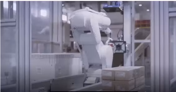 Mặc dù vậy, JD.com đã vươn lên, trở thành hãng thương mại điện tử lớn tại Trung Quốc chiếm gần 1/4 thị phần trên thị trường thương mại điện tử B2C tại nước này (tính đến cuối năm 2016). Ảnh: Ytimg.