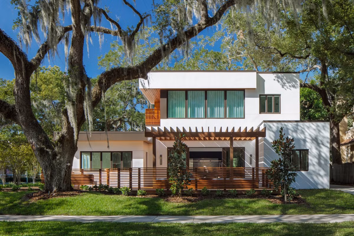 Nha dep yen binh duoi goc cay co thu cuc 