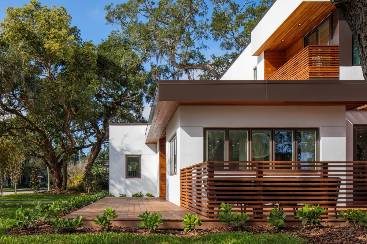 Nha dep yen binh duoi goc cay co thu cuc 