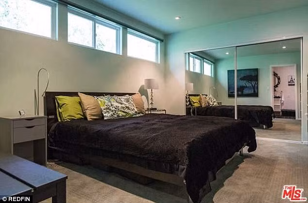 Miley đã cho sửa sang lại phòng ngủ và phòng khách để hợp với cá tính của cô nàng.