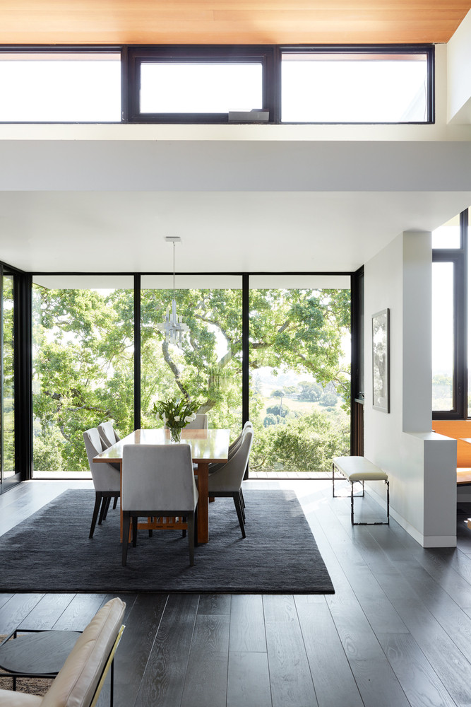 Sàn nhà được làm bằng gỗ kết hợp với tường bằng vật liệu bê tông mang lại cảm giác chắc chắn cho ngôi nhà.