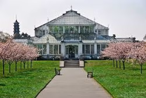 Khu nhà Ôn đới (Temperate House), Ai Len. Là cấu trúc bằng kính lớn nhất thuộc thời đại Victoria còn tồn tại đến ngày nay. Nó được xây dựng trong 40 năm, chứa tất cả các loài thực vật nằm trong mọi vùng ôn đới trên Trái Đất. Bao phủ trên một diện tích 4880 mét vuông, cao tới 19 mét. Mục đích là để cung cấp không gian cho việc mở rộng bộ sưu tập các loài thực vật khu vực khí hậu ôn hòa.