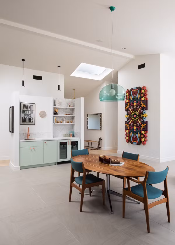 Phòng khách, phòng bếp và phòng ăn được thiết kế theo phong cách retro đầy cá tính và độc đáo. Ảnh Homedsgn.