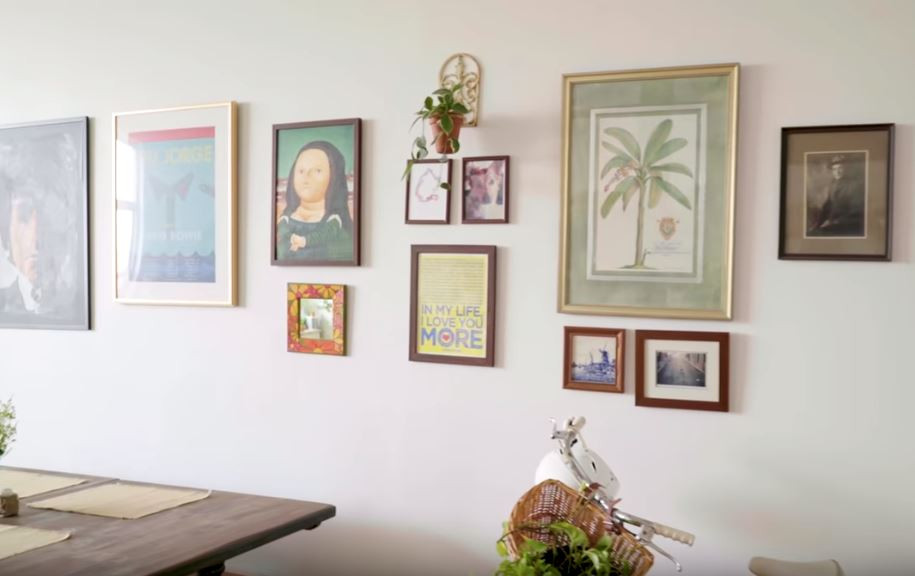 Cặp đôi đã sơn trần nhà cùng các đường ống nước, lợp lại mái nhà tắm, đập bỏ bức tường ngăn cách giữa phòng ngủ và không gian sinh hoạt. Ảnh: R29static.