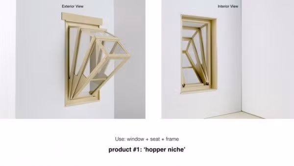 Cửa sổ đặc biệt này sử dụng khung giá đỡ bằng gỗ và kính được cố định, đồng thời nó được lót một lớp đệm để người dùng có thể nằm trên đó.