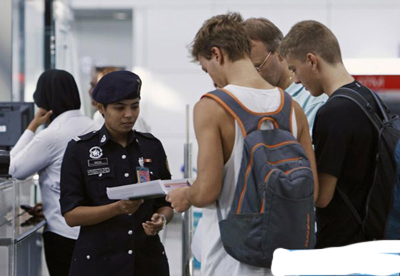 "Hãy hiểu thật rõ luật của nước nơi bạn sắp du lịch đến. Luật quốc tế khác hẳn những gì bạn đang sống ở Việt Nam. Nếu không biết về luật du lịch và luật hiện hành ở các nước thì khi gặp trục trặc sẽ khó giải quyết và ảnh hưởng đến những người đồng hành khác", chị M giải thich thêm.