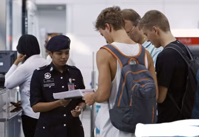 "Hãy hiểu thật rõ luật của nước nơi bạn sắp du lịch đến. Luật quốc tế khác hẳn những gì bạn đang sống ở Việt Nam. Nếu không biết về luật du lịch và luật hiện hành ở các nước thì khi gặp trục trặc sẽ khó giải quyết và ảnh hưởng đến những người đồng hành khác", chị M giải thich thêm.