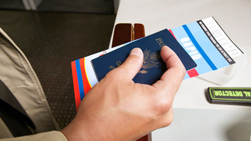 Cũng là người từng đi du lịch ở Thái Lan, Singapore, bạn Kiều (24 tuổi, ngụ Sơn La) cho biết: "Giấy tờ tùy thân là điều quan trọng nhất khi bạn đi bất cứ nơi đâu, nhất là khi du lịch nước ngoài. Hộ chiếu, giấy CMND... nên photo ra nhiều bản và giữ trong người đề phòng trường hợp rủi ro có thể bị mất một loại giấy nào đó".