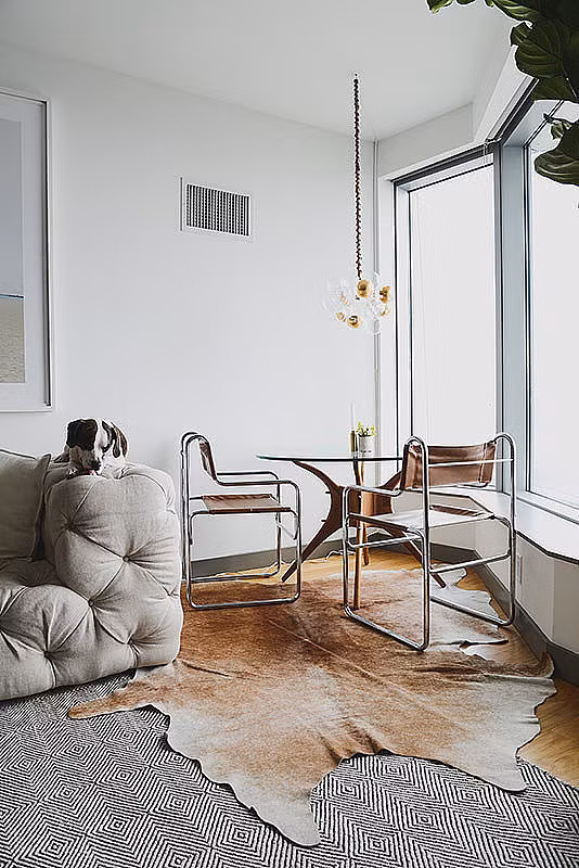 Cân nhắc mua sắm dài hạn. Có thể một vài năm nữa, bạn sẽ lại chuyển đổi nơi ở, vì vậy mà đừng mua bất cứ cái gì cố định. Chọn những loại đồ đạc dễ di chuyển và có thể biến hóa với nhiều căn nhà khác nhau.