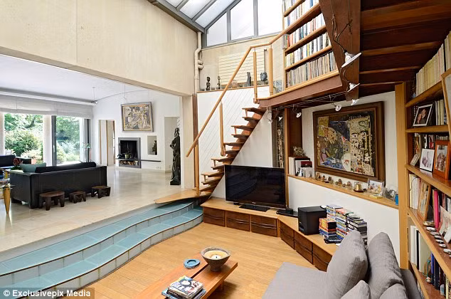 Không gian phòng đọc sách rất thoáng, hiện đại... Đây cũng có thể là không gian hoàn hảo cho một bữa tiệc tối thông với phòng ăn mở có view khá đẹp ra sân vườn.