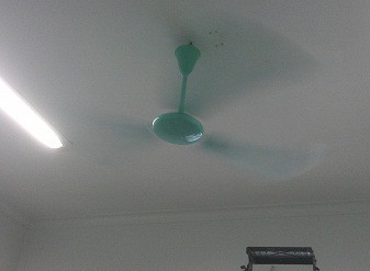 "Bên cạnh đó, nếu có sẵn quạt máy hoặc nhà có lắp đặt quạt trần thì bạn lên chỉ động luân phiên sử dụng các thiết bị làm mát cũng là một trong những cách hay giảm quá tải cho các thiết bị làm mát trong nhà bạn đồng thời có thể tiết kiệm tối đa điện năng tiêu thụ", ông Lợi nói thêm.