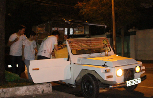 Cà phê bụi trên xế cổ. Ý tưởng kinh doanh táo bạo từ 3 người trẻ có chung niềm đam mê khát vọng làm giàu đã thành công vang dội với kiểu ăn theo gánh hàng rong một cách độc đáo. Chiếc xe hơi cổ được trang trí vui nhộn với các bạn phục vụ trẻ được mang đi khắp thành phố để phục vụ sở thích cà phê của các bạn trẻ. 