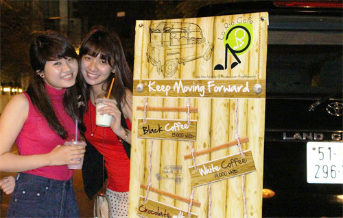 La Rio chính là tên của “xì tai” cà phê độc đáo này. Không chỉ có chiếc xe chạy rong thành phố độc đáo mà hương vị cà phê cũng được nhiều người sành review rằng rất ổn. Bởi 1 trong 3 bạn trẻ là người Tây Nguyên, đã có thâm niên rang và chọn hạt cà phê từ thủa lọt lòng.