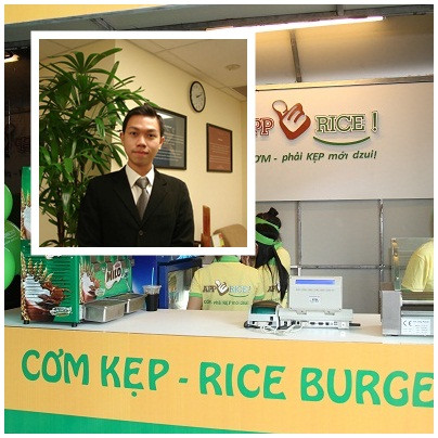 Cơm kẹp. Một du học sinh 9x ở Singapore đã nảy ra ý tưởng kinh doanh cho riêng mình và thành công vang dội. Anh chàng Nguyễn Bá Quốc đã phát triển thương hiệu kinh doanh Apperice cho riêng mình từ thói quen ăn cơm nắm quen thuộc của người Việt.