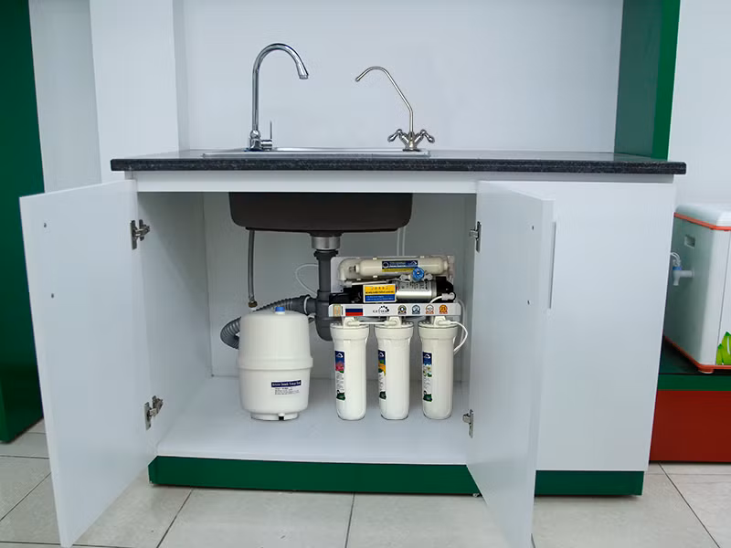 Bên cạnh việc chọn máy lọc nước dựa vào chất lượng nước vốn có của gia đình mình, việc chọn máy theo mẫu mã, nguồn gốc cũng quan trọng không kém. Nhất là đối với những căn hộ có diện tích nhỏ cần tiết kiệm không gian. Ngoài ra, hình dáng của máy lọc cũng phải phù hợp với cách bố trí nội thất trong phòng nhằm tăng tính thẩm mỹ và phong thủy. Ảnh minh họa.