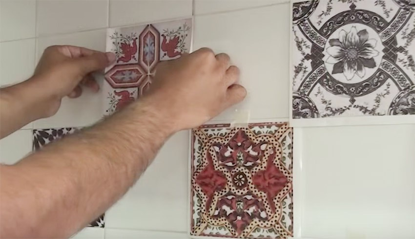 Giấy dán tường họa tiết gạch bông còn rất dễ thực hiện. Bạn hoàn toàn có thể chủ động mua giấy về, tự dán và sáng tạo theo ý muốn của mình. Ảnh: Langbatdongsan.