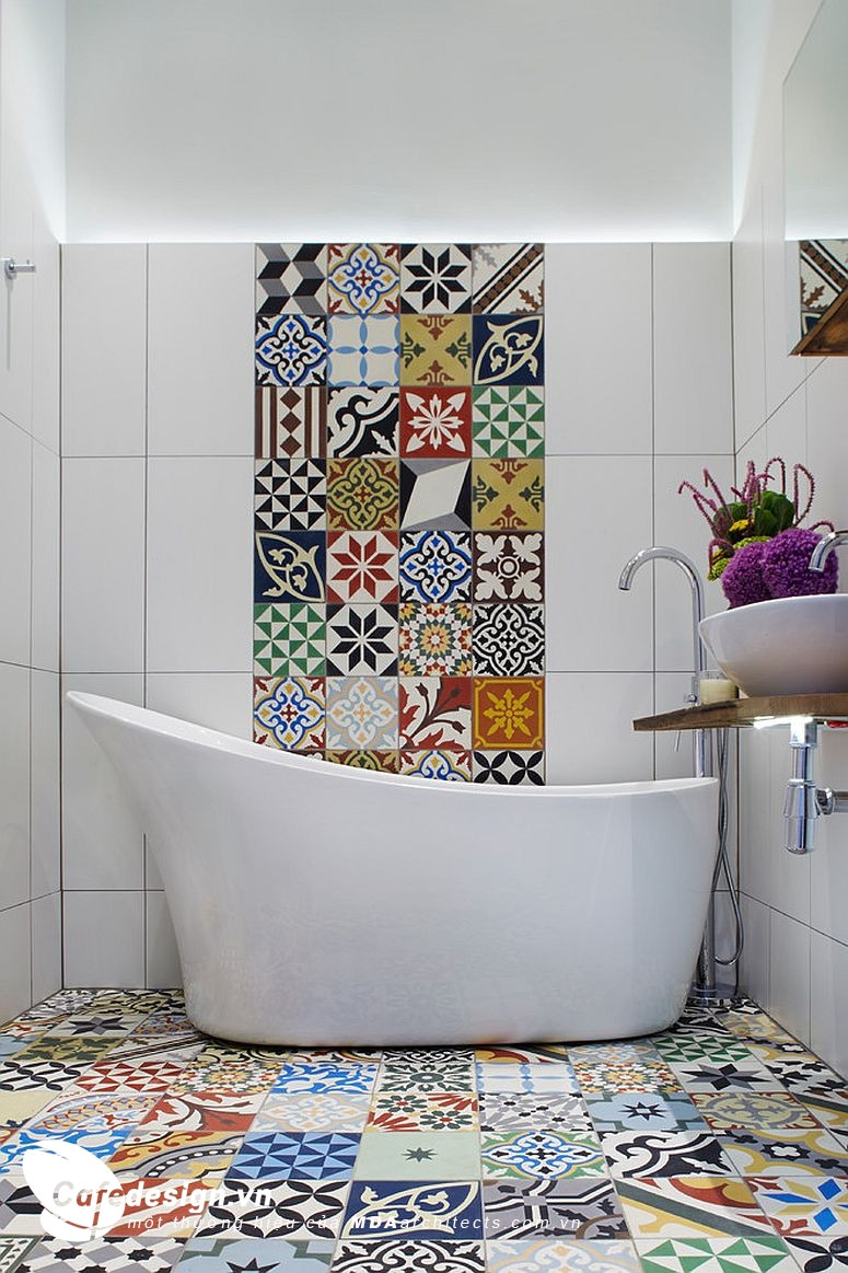 Hiện nay, trên thị trường có rất nhiều mẫu mã giấy dán tường họa tiết gạch bông đẹp mắt cho bạn thoải mái lựa chọn. Ảnh: Cafedesign.