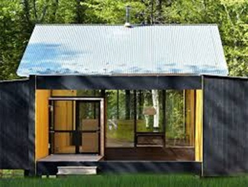 Ngôi nhà này có mái được thiết kế chịu được trọng tải lớn, cửa sổ chống nhiệt và tường có thể chống đỡ được những cơn gió giật lên đến 160mph.