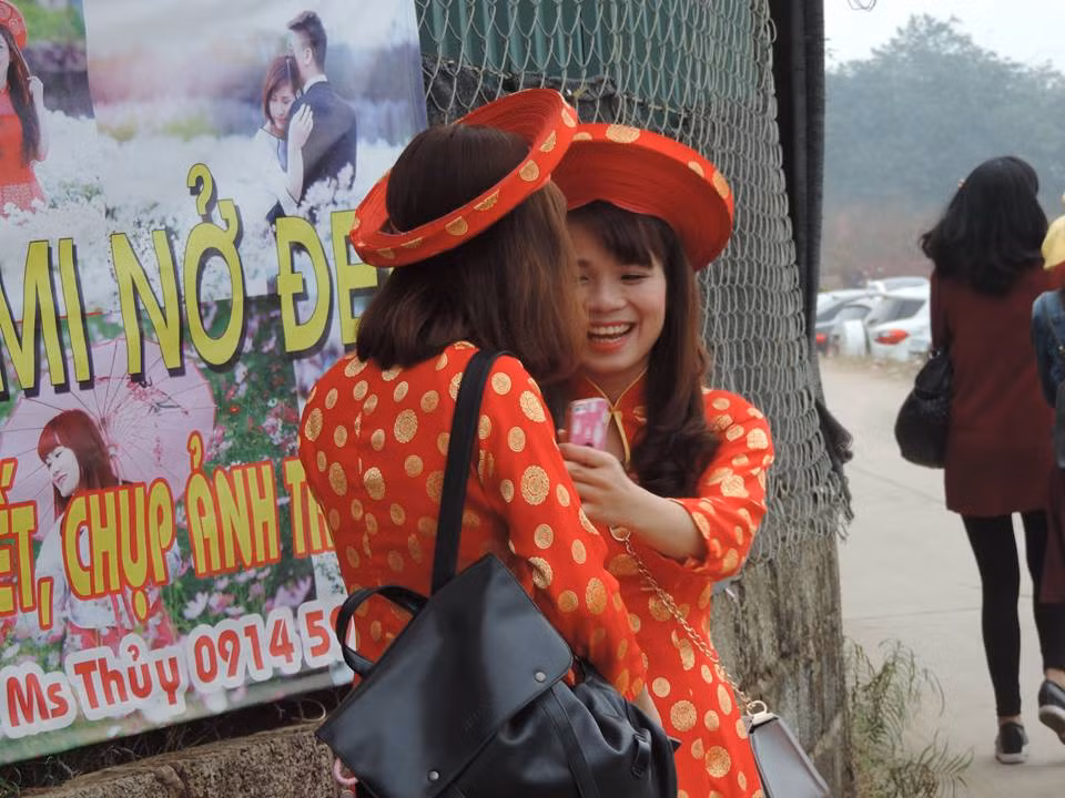 Giá mỗi bộ trang phục từ 100.000-150.000 đồng. Cùng với đó là giá vào vườn chụp ảnh là 35.000 đồng/người. Đây là mức giá không hề rẻ nhưng khách hàng vẫn rất chịu chi để được có những bức ảnh xuân đẹp nhất.