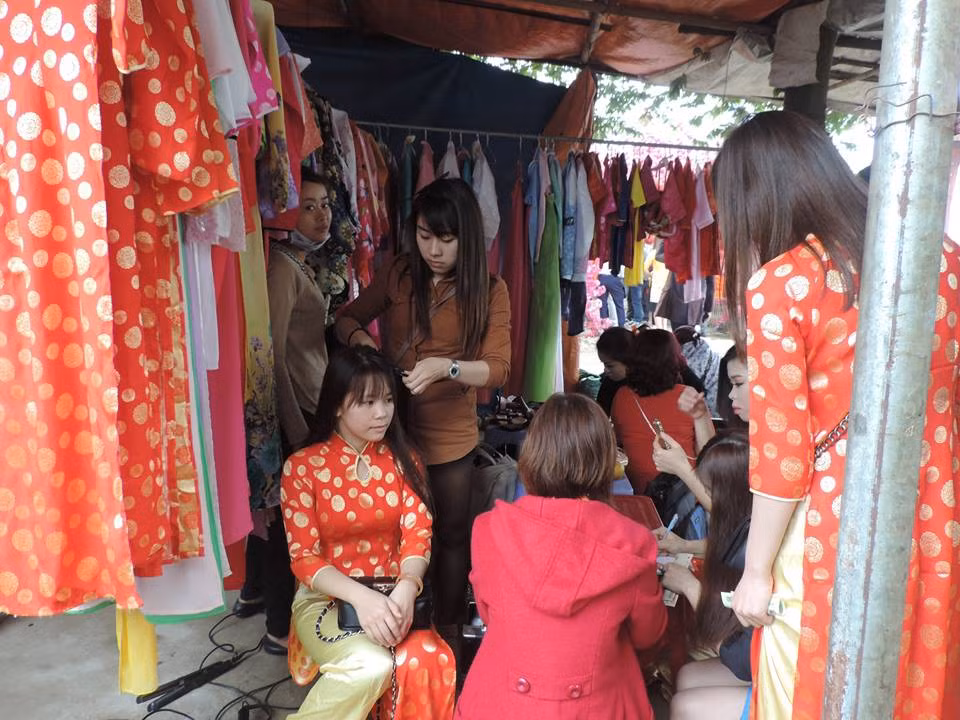 Dịch vụ trang điểm, làm tóc cũng ăn theo và rất hút các bạn gái.