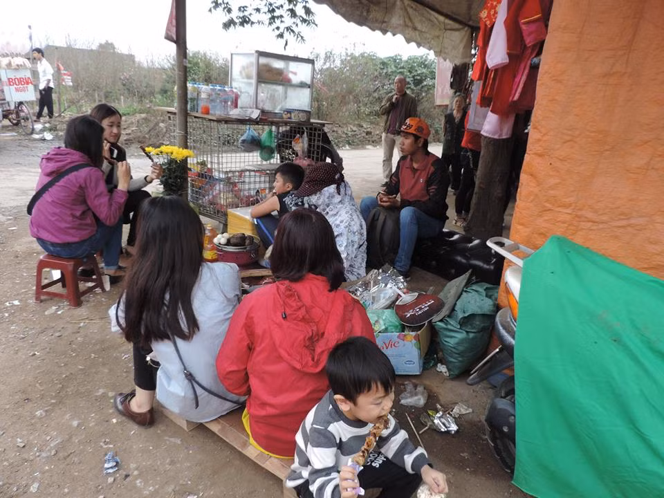 Thêm vào đó là nhiều quán hàng ăn...