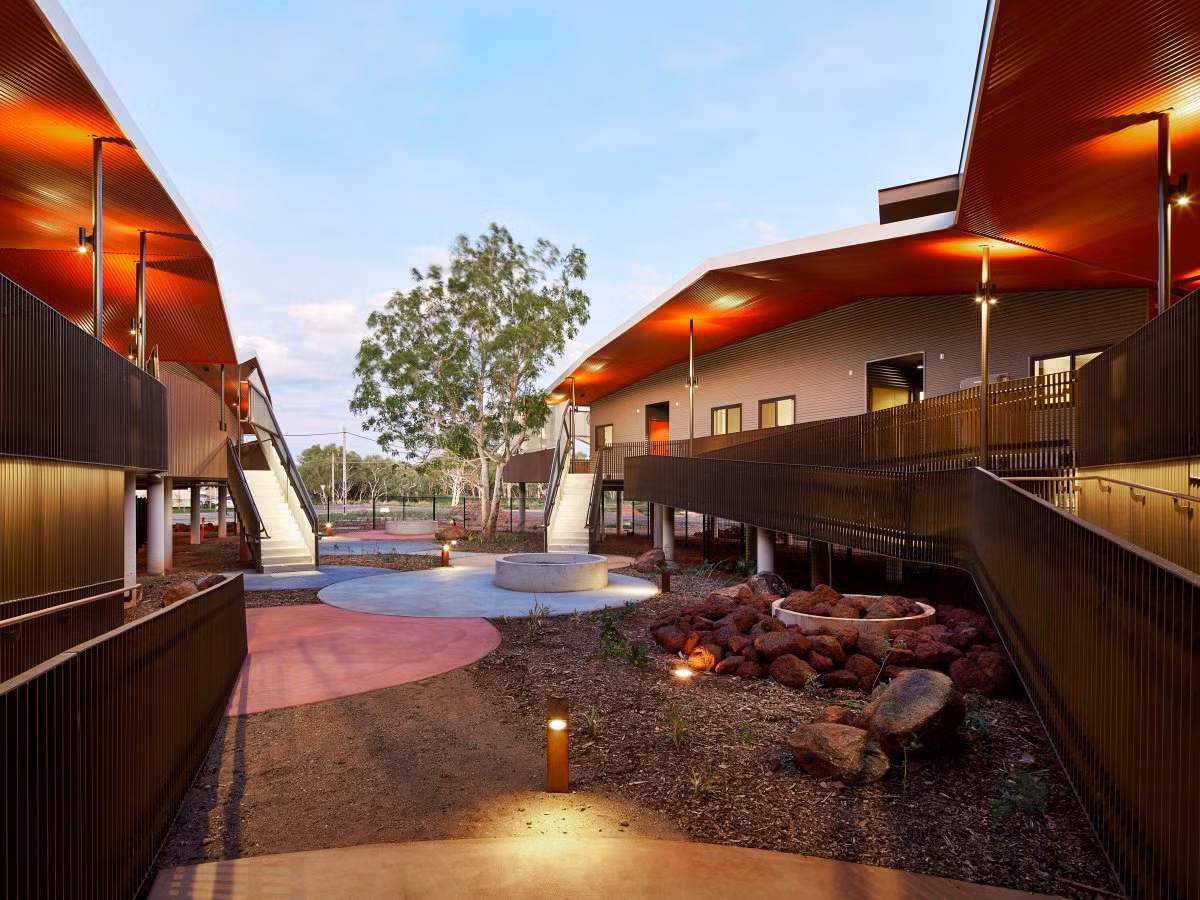 Tòa nhà y tế tốt nhất thuộc về Trung tâm Dưỡng lão Úc. Hình dáng của trung tâm này đáp ứng cảnh quan ấn tượng. Có mái hiên rộng tạo bóng mát cả ngày và bảo vệ thời tiết. Màu sắc và hình thức của tòa nhà tương quan với vẻ đẹp thiên nhiên ngọn đồi và cảnh sông ngoạn mục.