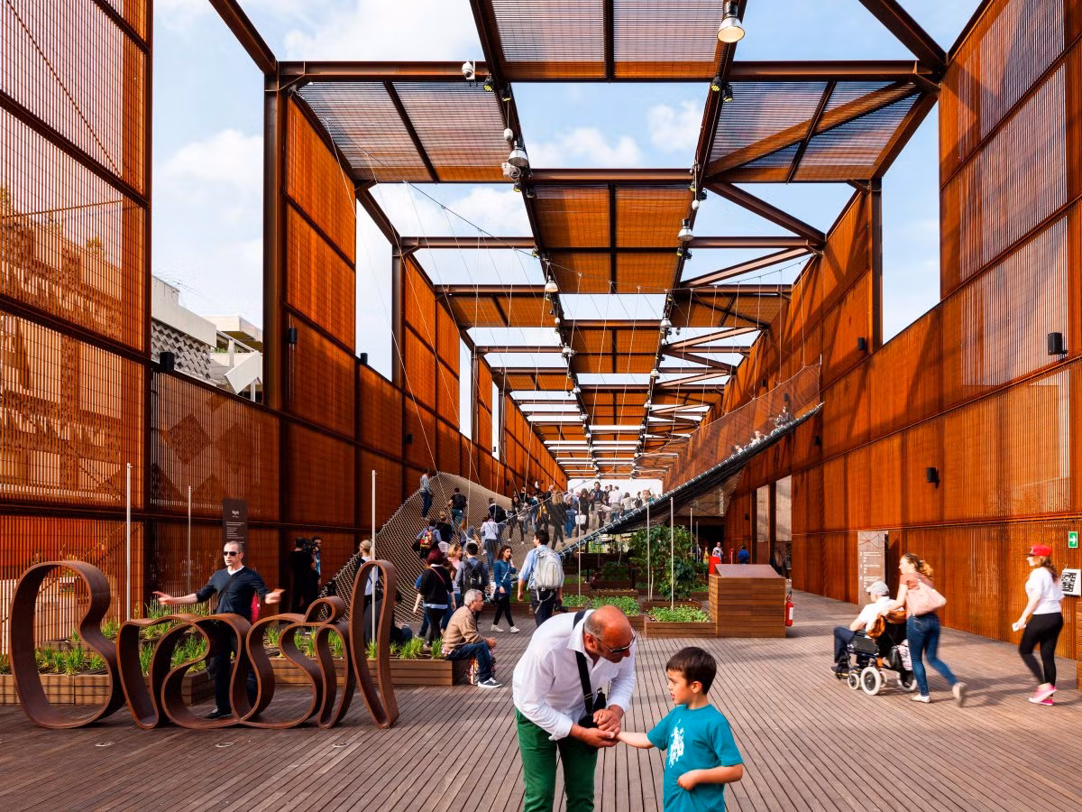 Tòa nhà được trưng bày đẹp nhất thuộc về Brazil Pavilion được thiết kế bởi kiến trúc sư Authur Casas và Atailer Marko. Hai kiến trúc sư này lấy cảm hứng từ chăn nuôi gia súc và nông nghiệp để tạo ra ngôi tòa này.