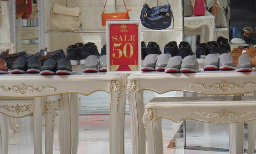 Một số mẫu giày được giảm giá 50%. 