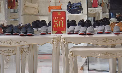 Một số mẫu giày được giảm giá 50%. 