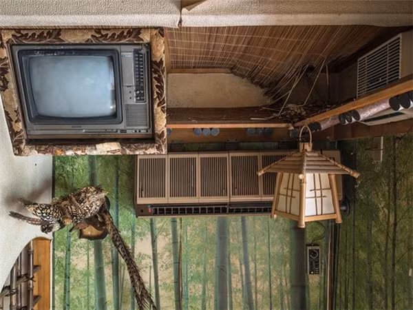 Trong ảnh là một căn phòng Ryokan truyền thống của Nhật Bản, đặc trưng bởi tấm thảm rơm và bàn thấp.