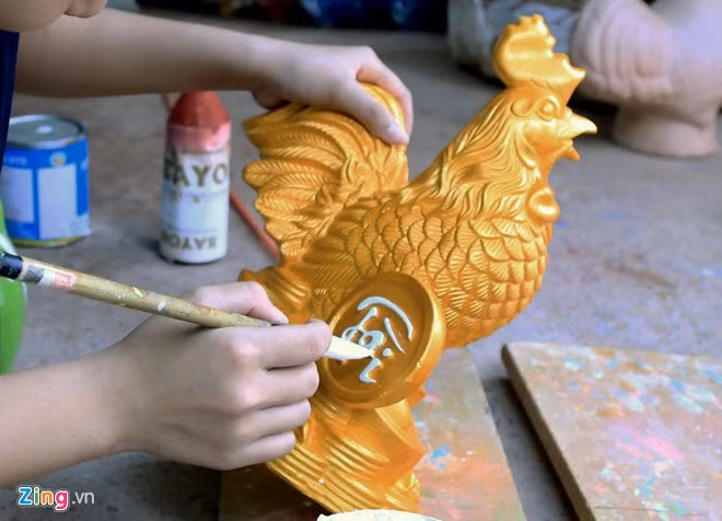 Gà vàng trang trí thỏi vàng, đồng tiền với ngụ ý mang lại sự may mắn, thịnh vượng cho người sở hữu.