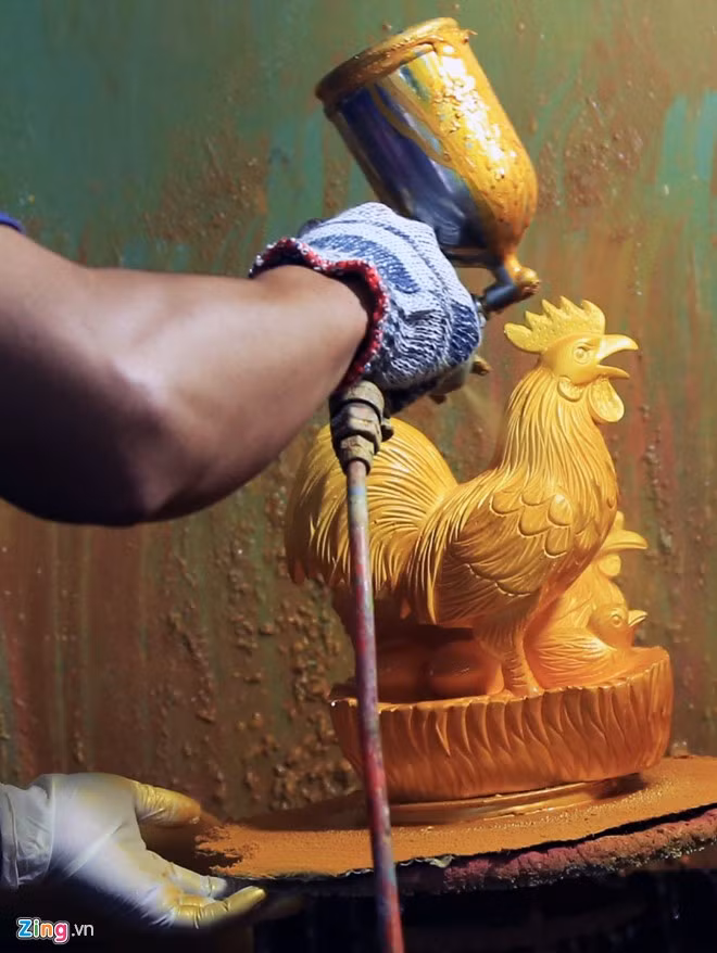 Sau khi nung, gốm gà được công nhân đánh bóng bề mặt để đảm bảo độ bóng mịn và phủ lên lớp sơn màu vàng bắt mắt, sang trọng.