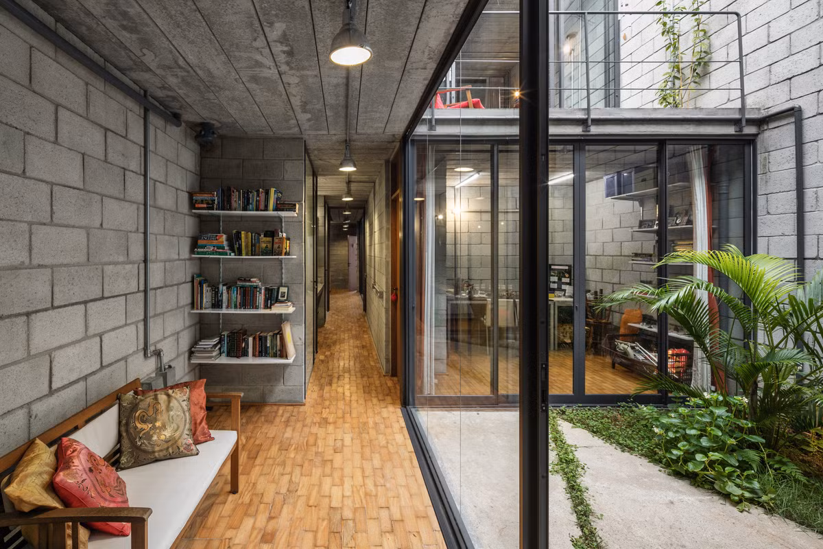 Các kiến trúc sư đã khéo léo sử dụng những tấm kính trong suốt để làm dịu cái thô cứng của những bức tường gạch.