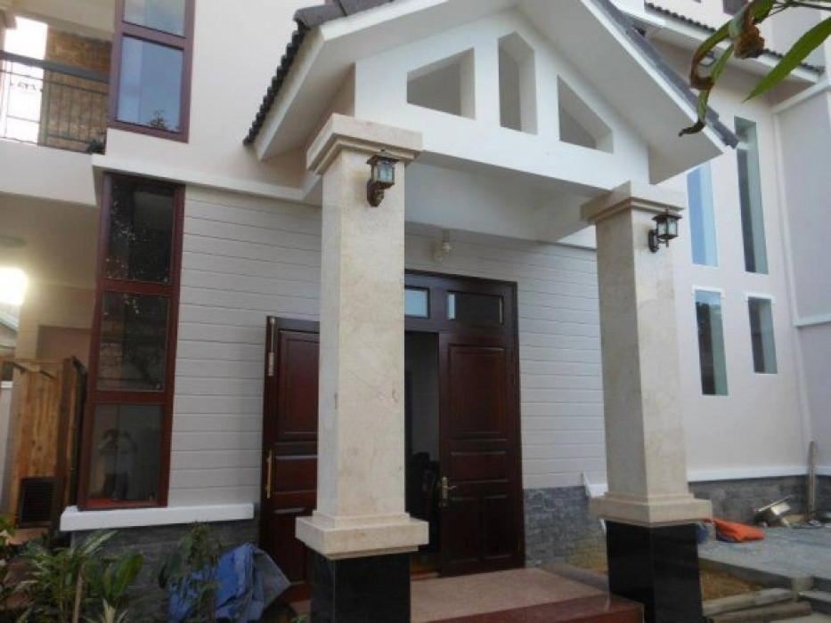 Không chỉ giúp gia tăng tuổi thọ và hạn chế sự xuống cấp cho công trình, cột nhà hình vuông còn tạo nên sự độc đáo và ấn tượng riêng biệt. Ảnh: kimthinhphat.