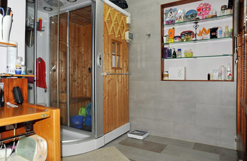 Phòng tắm rộng có hệ thống massage, xông hơi.