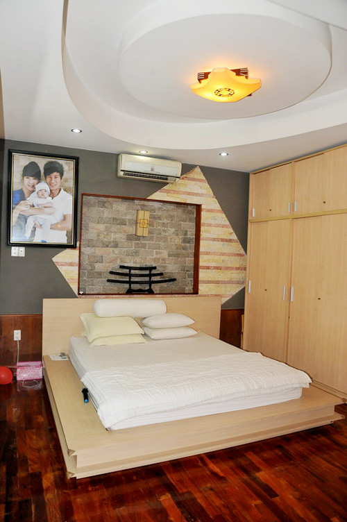 Phòng ngủ của hai vợ chồng tuy đơn giản nhưng lại rất gọn gàng sạch sẽ.