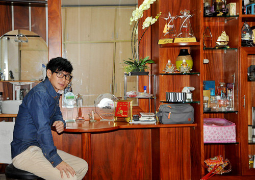 Tầng lửng là không gian phòng làm việc của công ty do Lý Hải và vợ chồng anh trai cùng làm. Tầng 2 là không gian sinh hoạt của cả gia đình Lý Hải như phòng chơi, phòng ngủ.