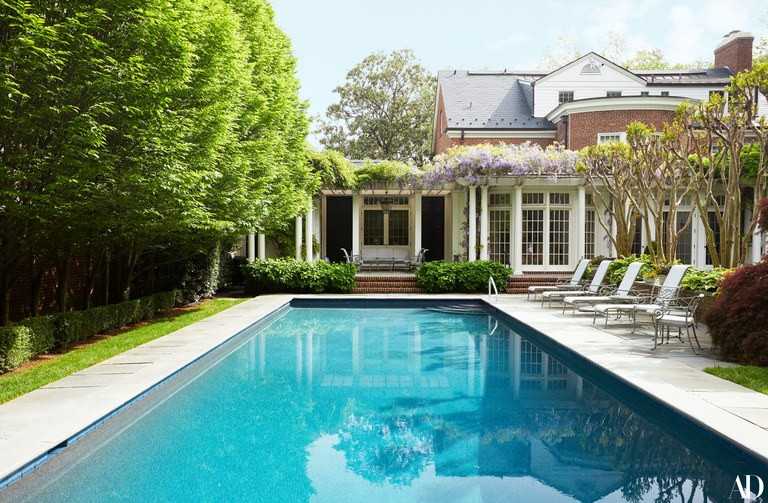 Ngôi nhà không chỉ có bể bơi ngoài trời đẹp mắt mà còn sở hữu một khu vườn rợp bóng cây xanh.