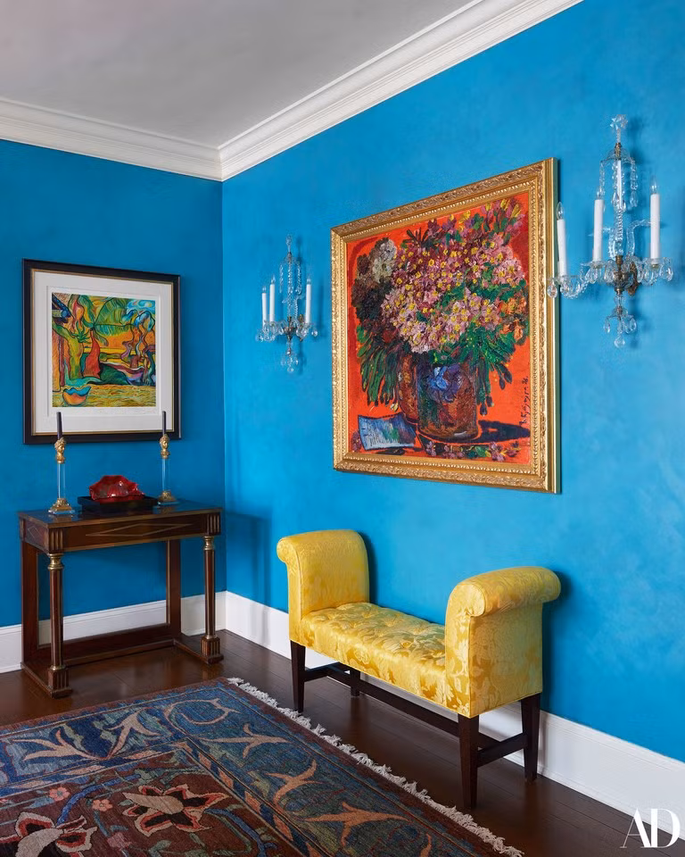 Sau khi mua lại, gia đình Clinton đã bắt đầu tiến hành sửa chữa và cải tạo ngôi nhà này cho phù hợp với nhu cầu của mình.