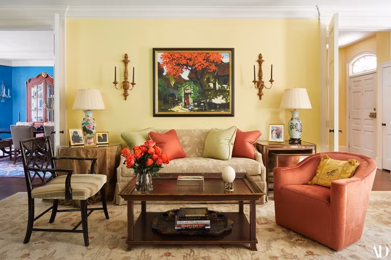 Ngôi nhà được xây dựng vào năm 1951 và được gia đình Clinton mua lại vào năm 2000, trước khi gia đình này rời khỏi Nhà Trắng.