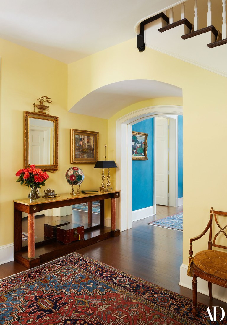 Ngôi nhà của ông Clinton cách Nhà Trắng chỉ 3km và cũng gần khu các đại sứ quán nước ngoài.