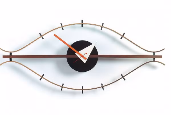 Chiếc đồng hồ hình con mắt khổng lồ này là thiết kế của Vitra đã trở thành món đồ trang trí kinh điển trong phòng khách.