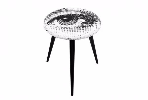 Thiết kế cổ này là đứa con tinh thần của nghệ sỹ Milanese Piero Fornasetti. Ông là người đầu tiên sử dụng hình ảnh con mắt người lên ghế ngồi. Sau này, con trai của ông tiếp tục cho ra những sản phẩm ghế mắt 3D đặc trưng.