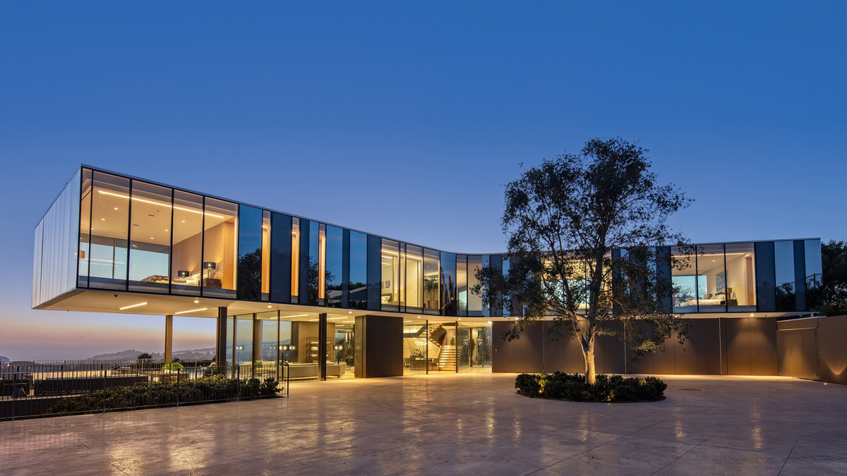 Với diện tích 1.746 m2, ngôi nhà bao gồm ba cánh hình chữ nhật nhô ra theo các hướng khác nhau từ một điểm trung tâm.