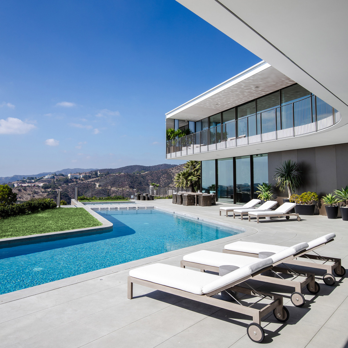 Bể bơi ngoài trời siêu đẹp.