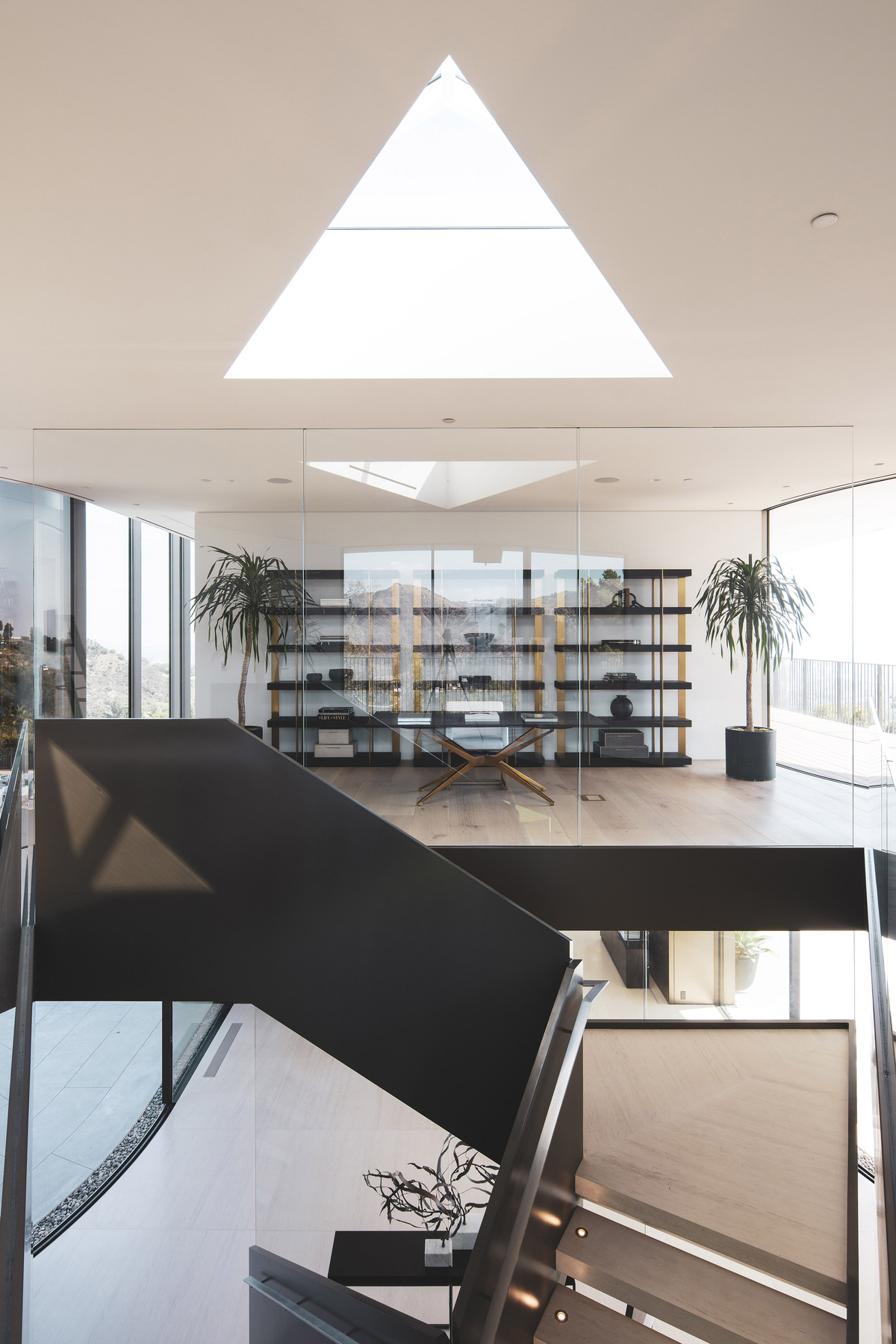 Hệ thống cửa kính kết hợp với giếng trời khiến không gian bên trong ngôi nhà lúc nào cũng ngập tràn ánh sáng.