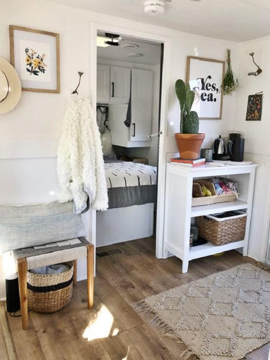 Những ô cửa sổ mang ánh nắng khắp không gian bên trong ngôi nhà.