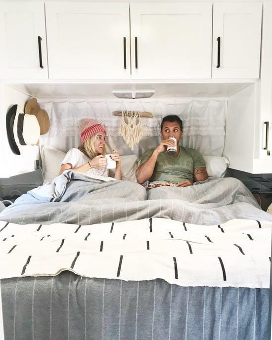 Màu trắng là gam màu chủ đạo của ngôi nhà để tạo cảm giác rộng rãi hơn.