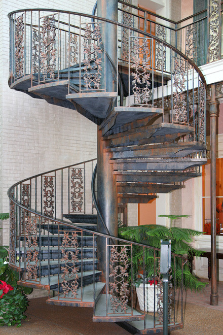 Không chỉ được sử dụng trong nhà, cầu thang xoắn ốc còn rất phù hợp khi được lắp đặt ngoài trời. Ảnh: Classicironworks.