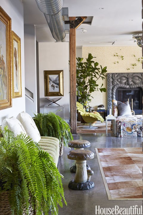 Trên tường là đàn bướm giả bay lượn tung tăng. Những chiếc ghế nấm đều có từ năm 1920 càng làm tăng thêm vẻ huyền ảo của ngôi nhà.